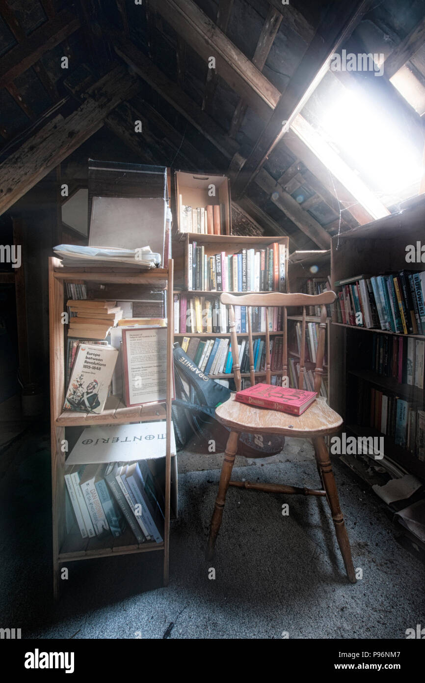 , Encombré de malpropreté mais chambres atmosphériques dans la vieille maison de ferme de caractère. Banque D'Images