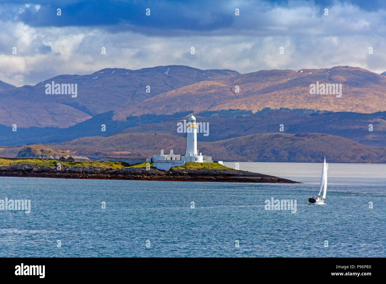 Lismore phare sur le minuscule îlot de Eilean Musdile est une vision commune de l'Oban - Mull ferry ou les navires entrant ou sortant du Sound of Mull. Banque D'Images