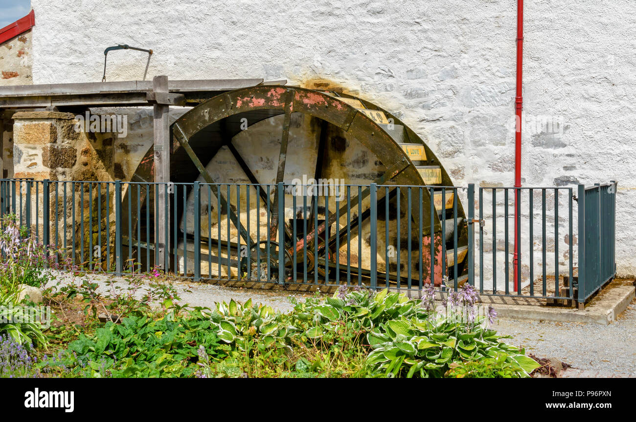 Ancien moulin à laine traditionnels KNOCKANDO MORAY ECOSSE LE BÂTIMENT RÉNOVÉ ET LE DÉTAIL DE LA ROUE DE L'EAU Banque D'Images