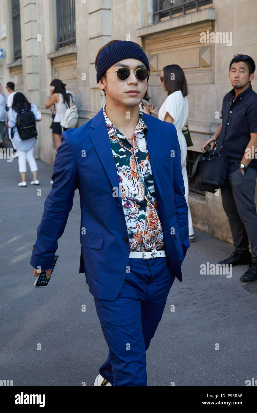 MILAN - le 17 juin : avec costume bleu shirt avec tiger design avant de Prada fashion show, Milan Fashion Week street style le 17 juin 2018 à Milan. Banque D'Images