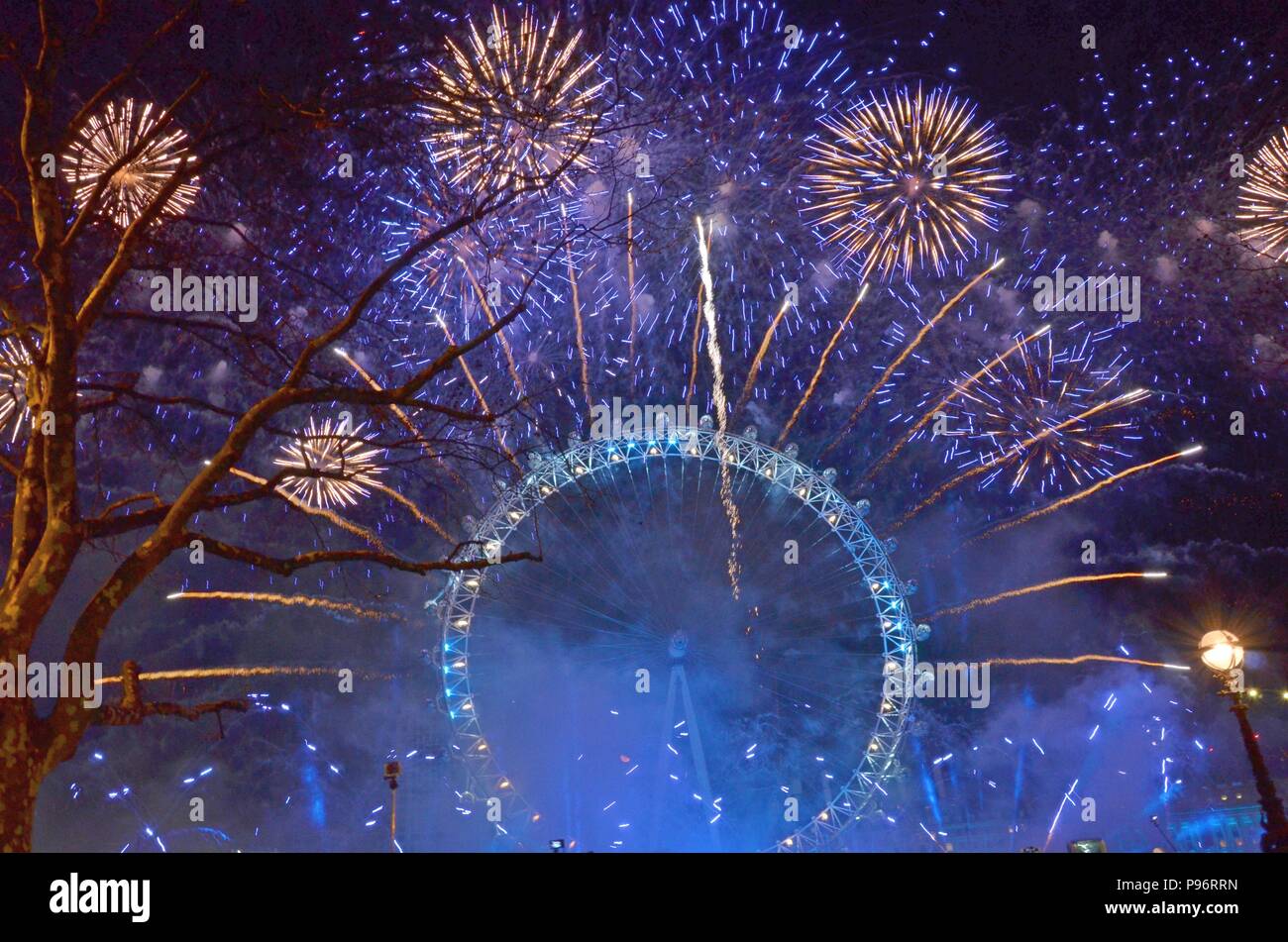 D'artifice du Nouvel an à Londres Banque D'Images