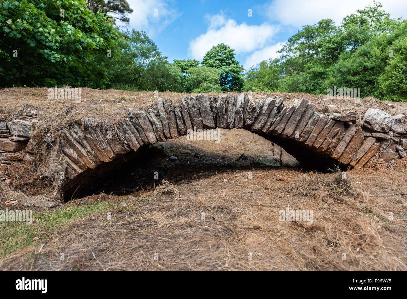 Ancien pont visible que pendant la sécheresse, Injebreck réservoir, à l'Ouest Baldwin, Île de Man). Banque D'Images Ancien pont visible que pendant la sécheresse, Injebreck réservoir, à l'Ouest Baldwin, Île de Man). Banque D'Images