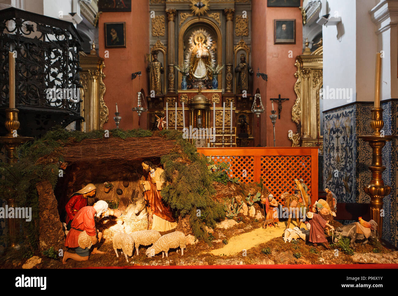 Crèche de Noël scène avec figurines y compris Jésus, Marie, Joseph, les moutons et les mages face à l'autel dans le 'christianisme église Iglesia de San Ildefo Banque D'Images