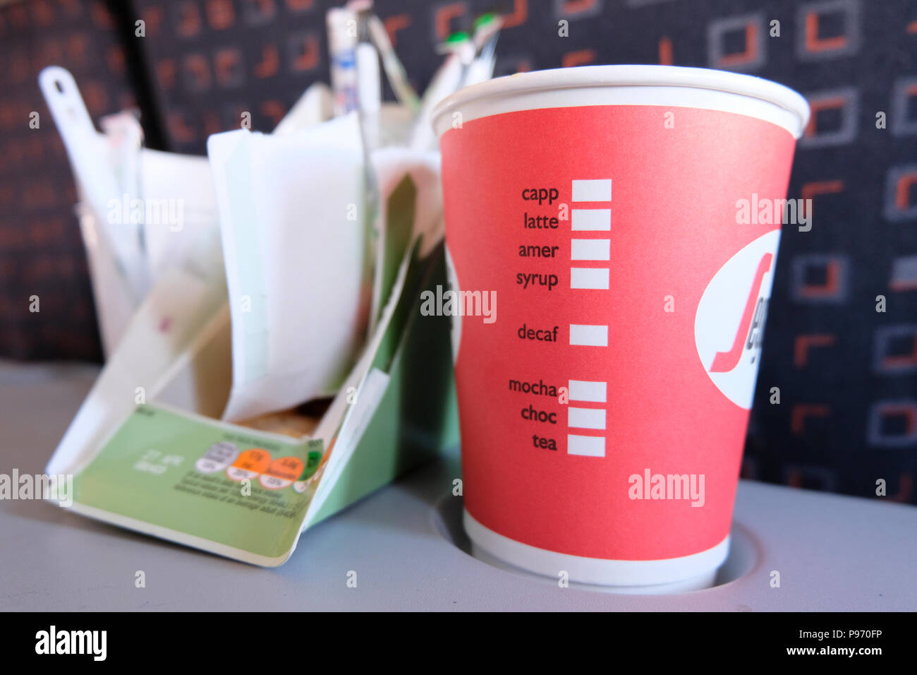 Utilisé de la nourriture et des boissons des conteneurs sur le bac dans l'avion Banque D'Images