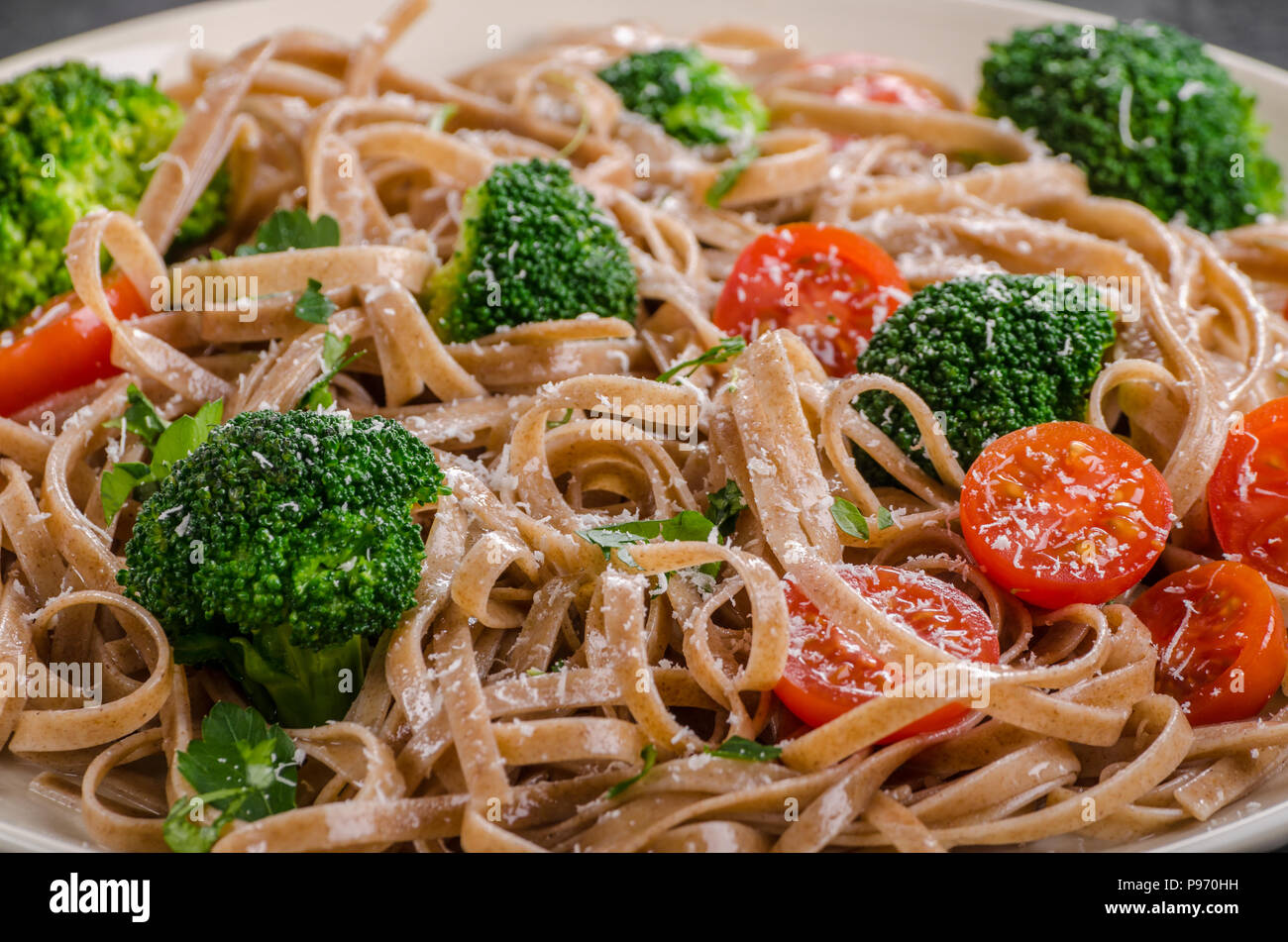 Pâtes brocoli 340simple avec tomates, fromage parmesan Banque D'Images