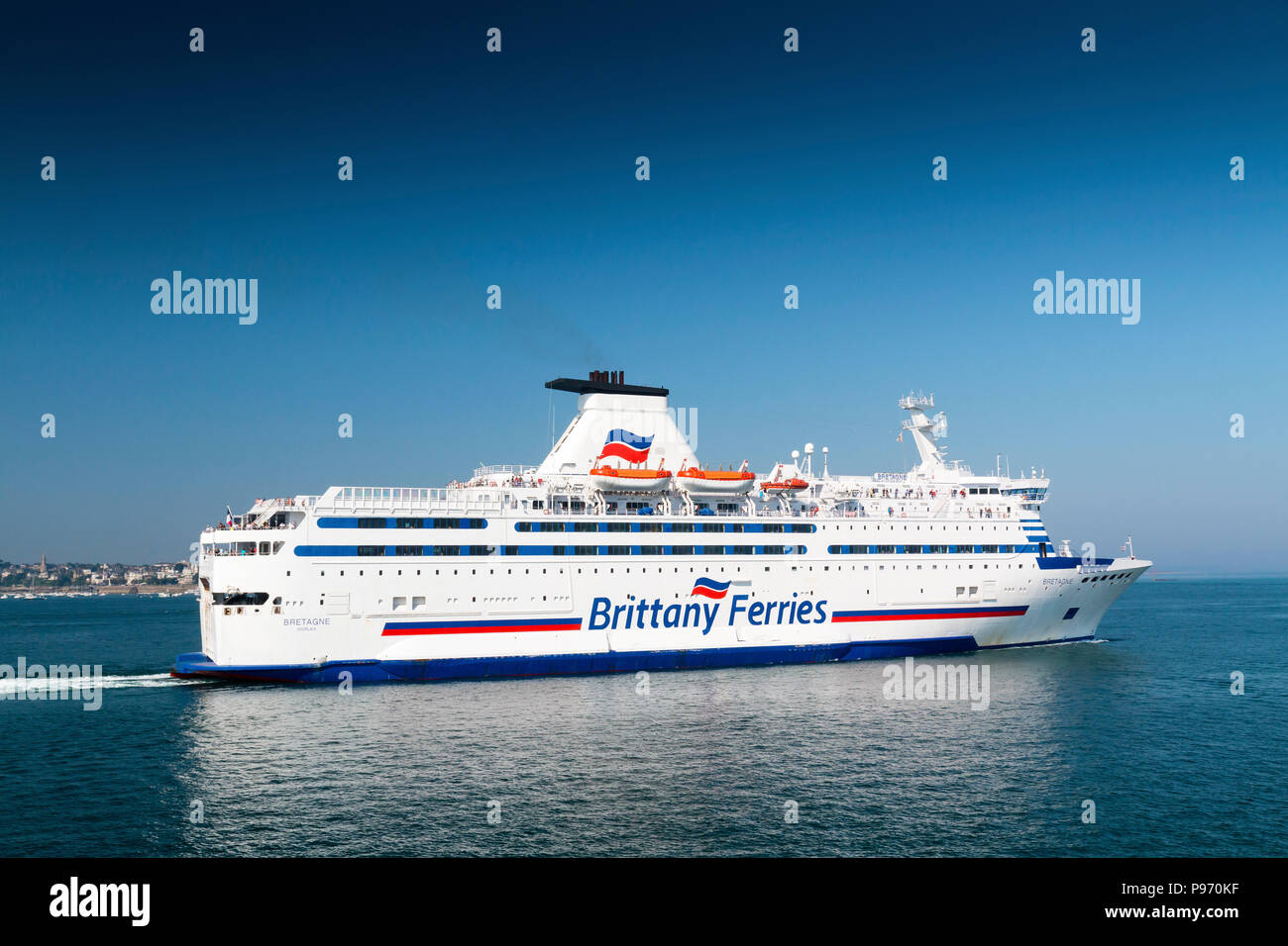 Saint Malo, Bretagne, France - le 8 juillet 2018 : Brittany Ferries ferry transmanche Bretagne voile du port de Saint Malo sur une chaude journée d'été wit Banque D'Images