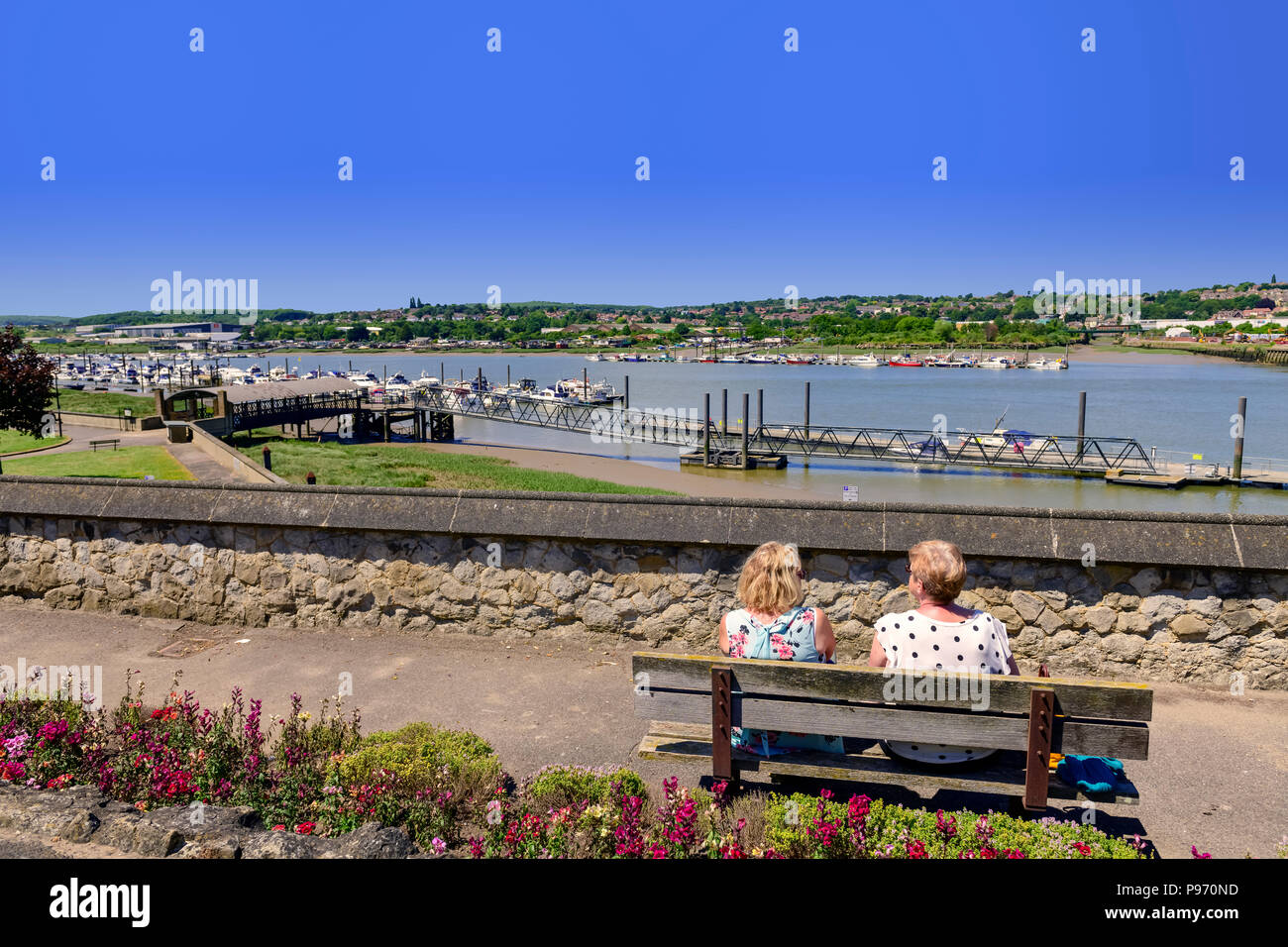 Deux femmes profitant de la vue sur la rivière Medway Rochester Kent Banque D'Images