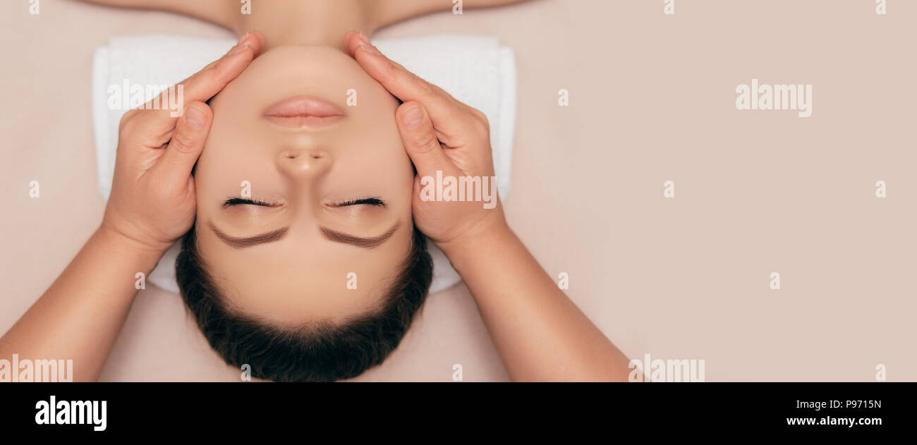 High angle shot d'un visage magnifique jeune femme bénéficiant de soins de beauté dans un salon spa Banque D'Images