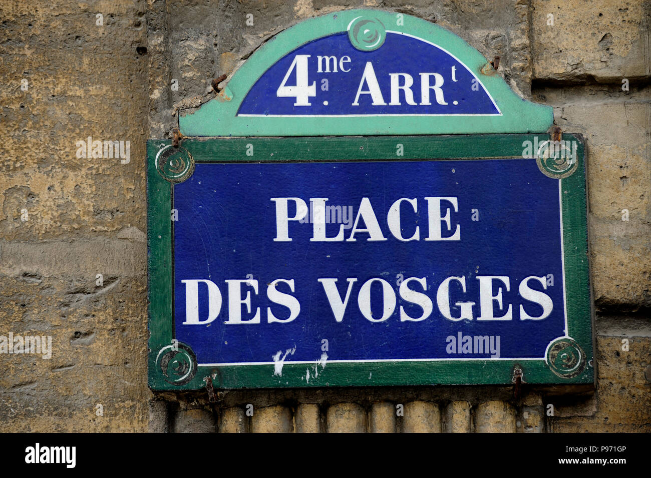 PARIS PLACE DES VOSGES - PARIS FRANCE - Paris - MONUMENTS HISTORIQUES DE PARIS - SITE DE L'HISTOIRE DE PARIS - STATUE DE LOUIS XIII - PARIS ARCHITECTURE © F.BEAUMONT Banque D'Images