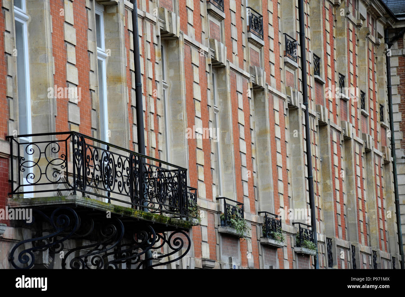 PARIS PLACE DES VOSGES - PARIS FRANCE - Paris - MONUMENTS HISTORIQUES DE PARIS - SITE DE L'HISTOIRE DE PARIS - STATUE DE LOUIS XIII - PARIS ARCHITECTURE © F.BEAUMONT Banque D'Images