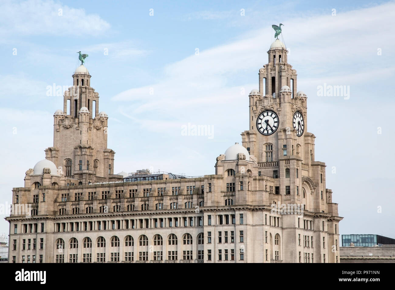 Vue sur le Liver Building sur Liverpool Pier Head montrant les tours d'horloge et de l'environnement Banque D'Images