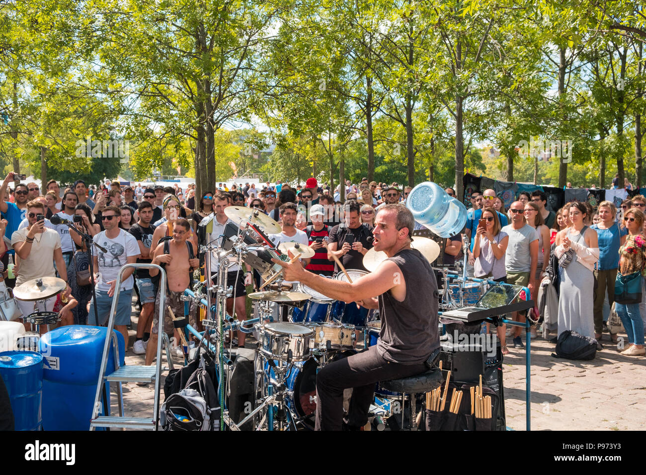 Berlin, Allemagne - juillet 2018 : Beaucoup de gens dans la foule (Parc Mauerpark) regarder la scène de rue/musicien à jouer de la batterie sur un dimanche d'été ensoleillé Banque D'Images