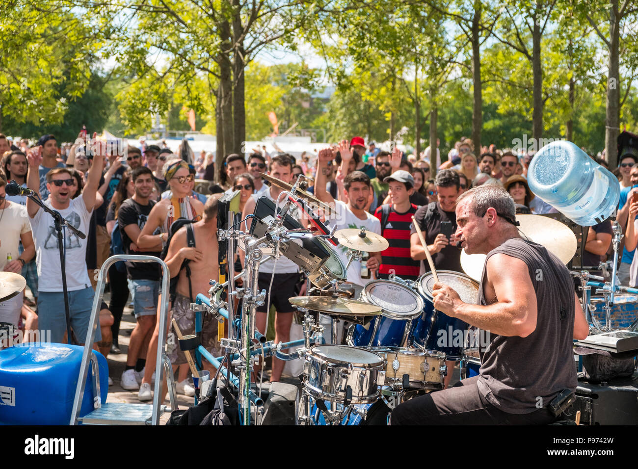 Berlin, Allemagne - juillet 2018 : Beaucoup de gens dans la foule (Parc Mauerpark) regarder la scène de rue/musicien à jouer de la batterie sur un dimanche d'été ensoleillé Banque D'Images