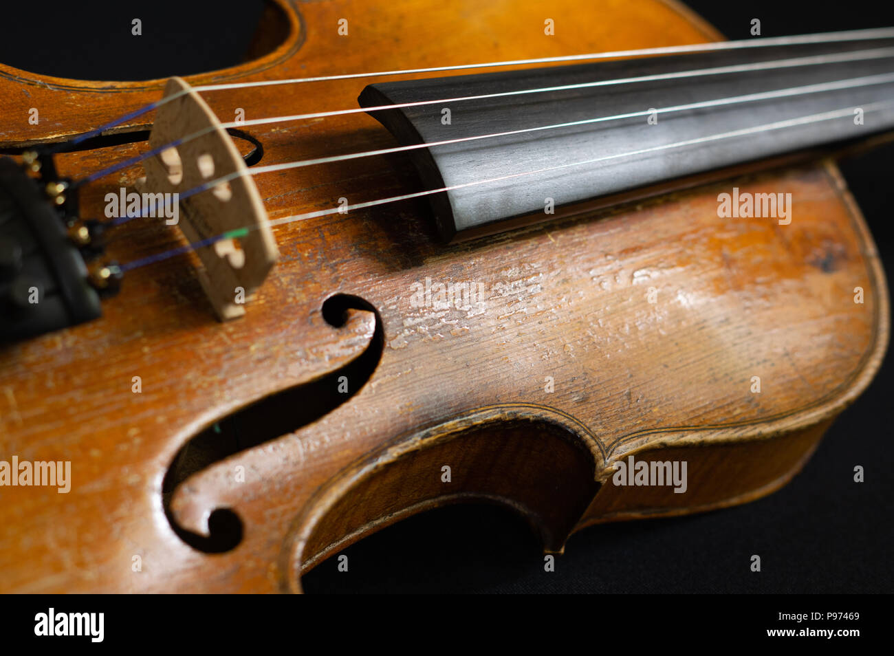 Gros plan du violon Vintage Bridge et trou F Banque D'Images