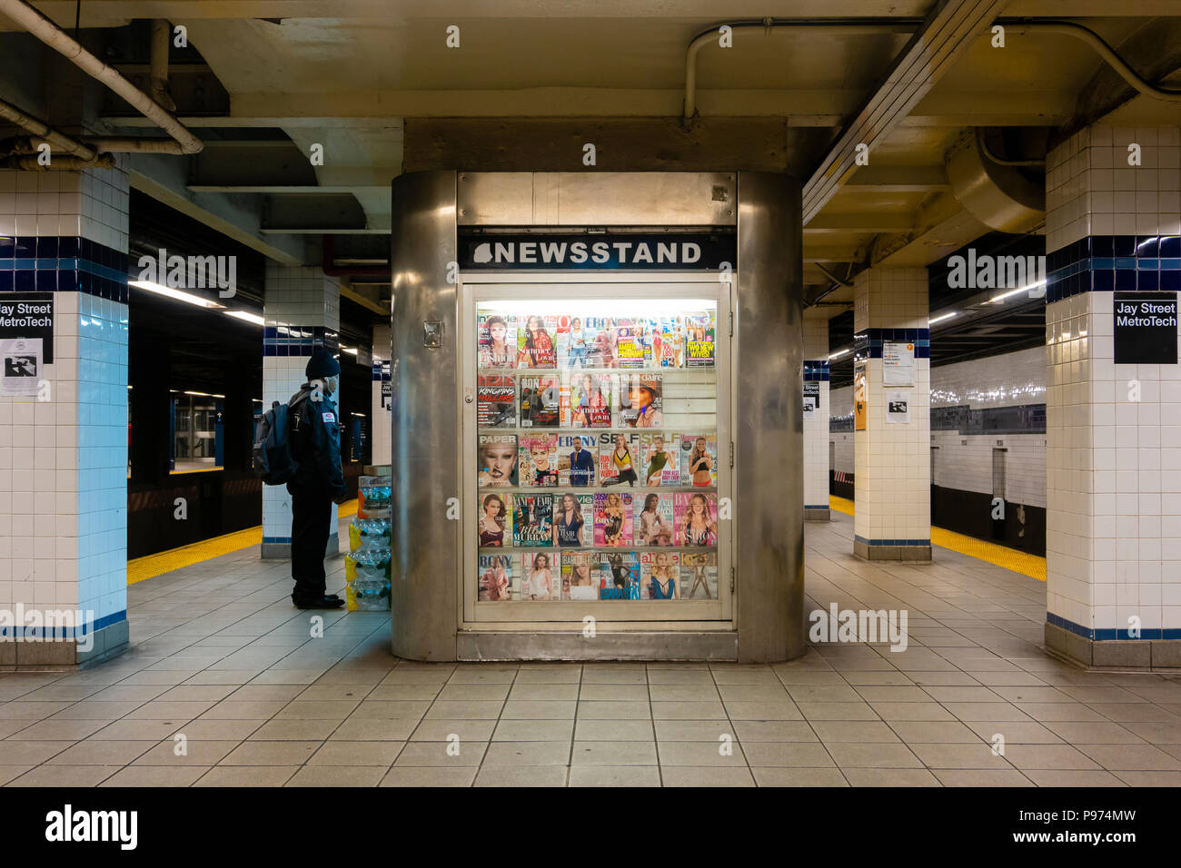 Kiosque à journaux dans une station de métro à New York Banque D'Images