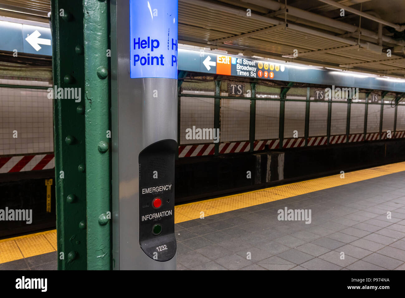 Point d'aide d'une station de métro à New York City Banque D'Images