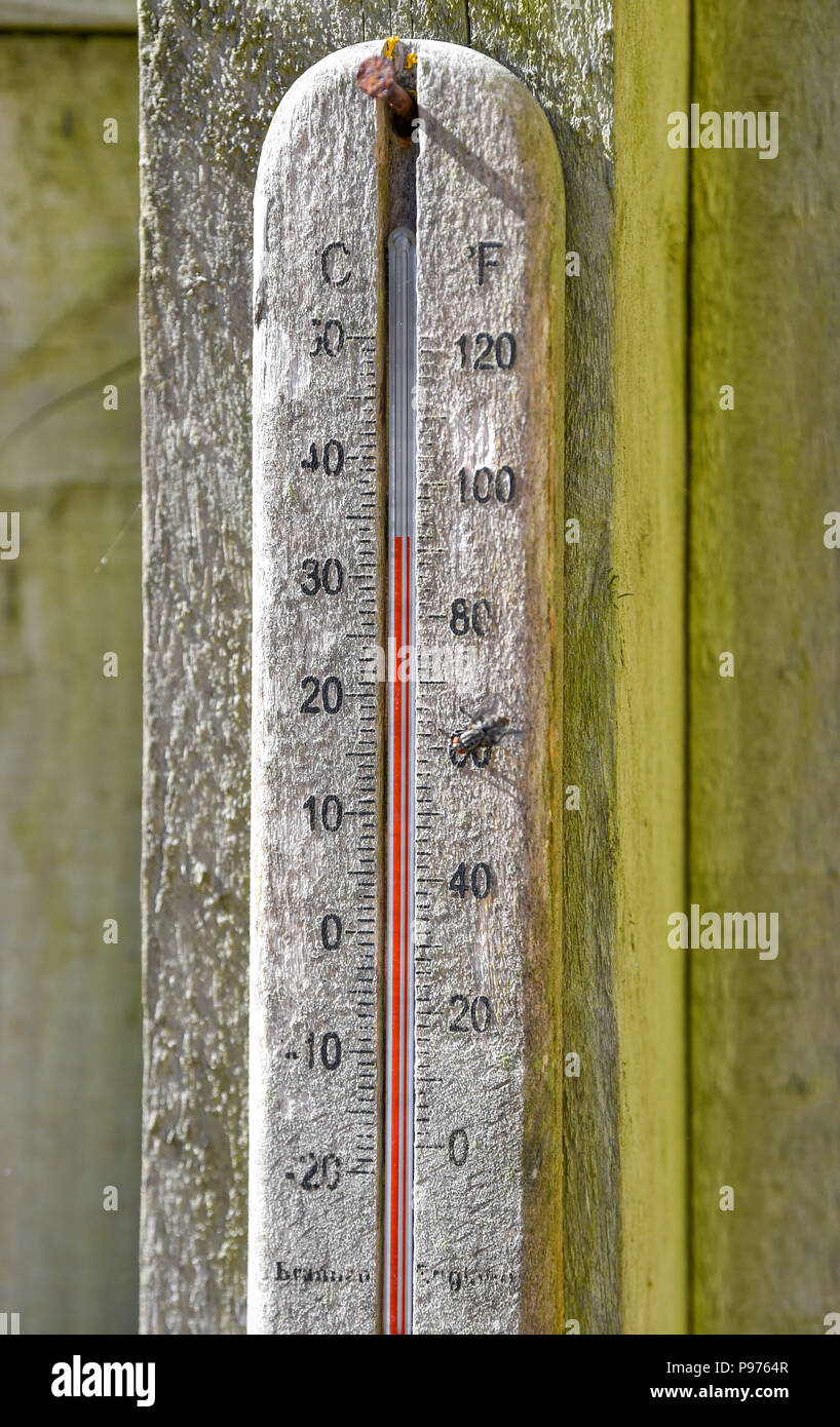 Brighton UK 15 Juillet 2018 - Un jardin thermomètre indique 34 degrés dans un jardin Brighton car les températures montent dans les années 30 faible dans certaines parties du sud-est de la Grande-Bretagne aujourd'hui Crédit : Simon Dack/Alamy Live News Banque D'Images