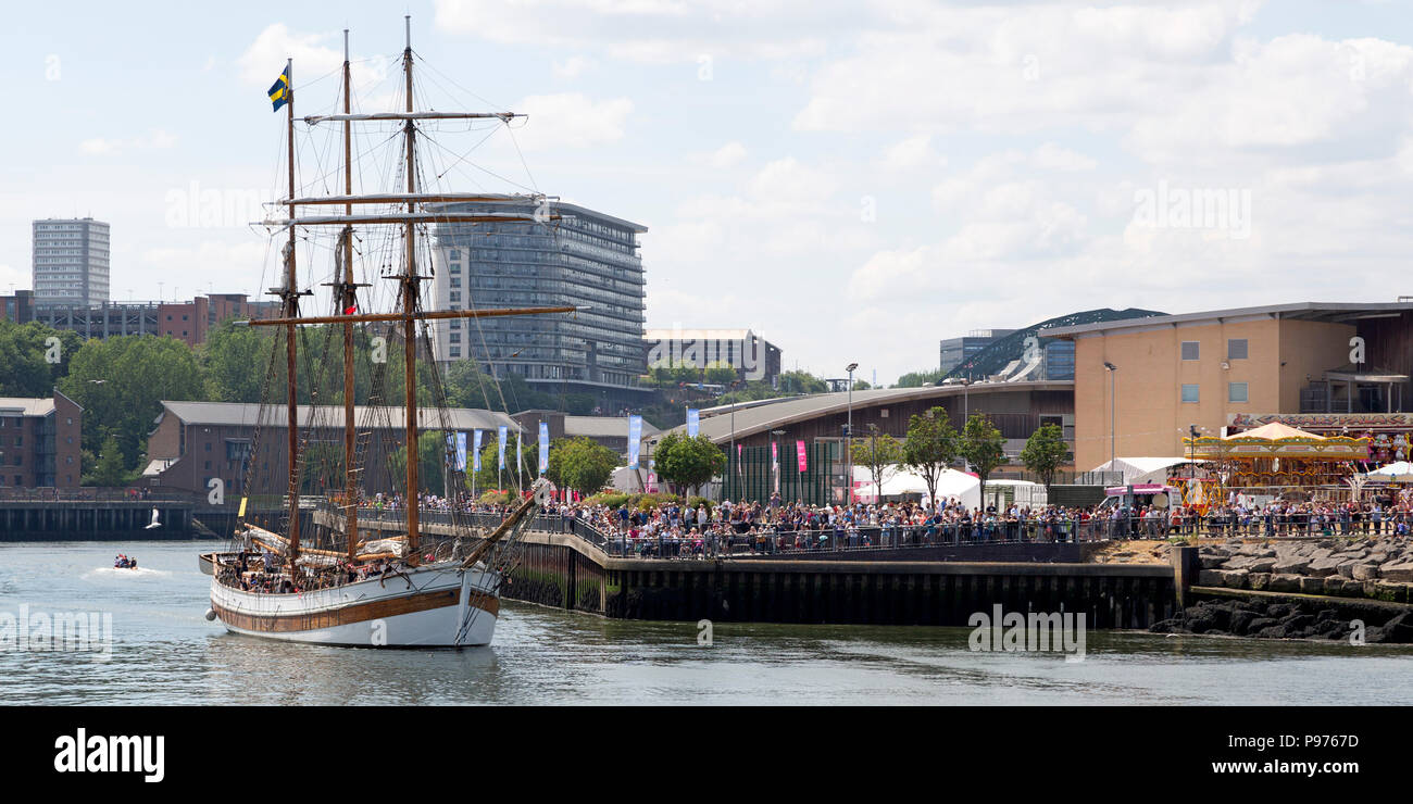 Sunderland, Royaume-Uni. 14 juillet 2018. Le Vega Gamleby voiles au-delà de l'Université de Sunderland Sir Tom's Campus Cowie à Sunderland, en Angleterre. L'iis navire participant à la parade de la voile au début de la course des grands voiliers 2018. Crédit : Stuart Forster/Alamy Live News Banque D'Images