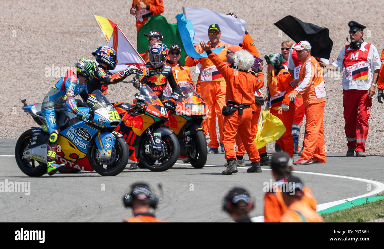 Hohenstein-Ernstthal, Allemagne. 15 juillet, 2018. Le Grand Prix moto d'Allemagne, Moto2 au Sachsenring : Gagner riders Brad Binder (R, Afrique du Sud, Red Bull KTM AJO), Miguel Oliveira (C, Portugal, Red Bull KTM Ajo) et Joan Mir (Espagne, par exemple 0, 0 Marc VDS) posent pour la course de sécurité aérienne. Crédit : Jan Woitas/dpa-Zentralbild/dpa/Alamy Live News Banque D'Images