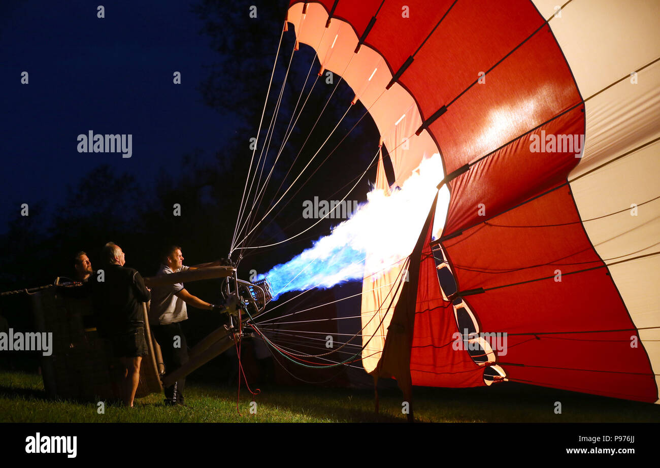 Allemagne, Lindau. 14 juillet, 2018. Ballooners feu jusqu'à leurs ballons à air chaud. Bougies de ballon est le point culminant de la fête des Ballons de Lindau. Credit : Karl-Josef Opim/dpa/Alamy Live News Banque D'Images