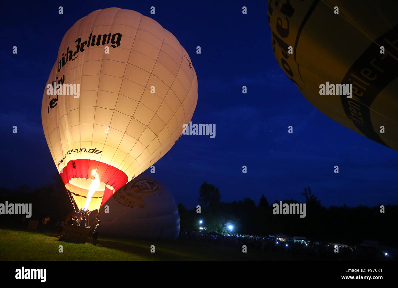 Allemagne, Lindau. 14 juillet, 2018. Ballooners fire leurs ballons à air chaud. Bougies de ballon est le point culminant de la fête des Ballons de Lindau. Credit : Karl-Josef Opim/dpa/Alamy Live News Banque D'Images