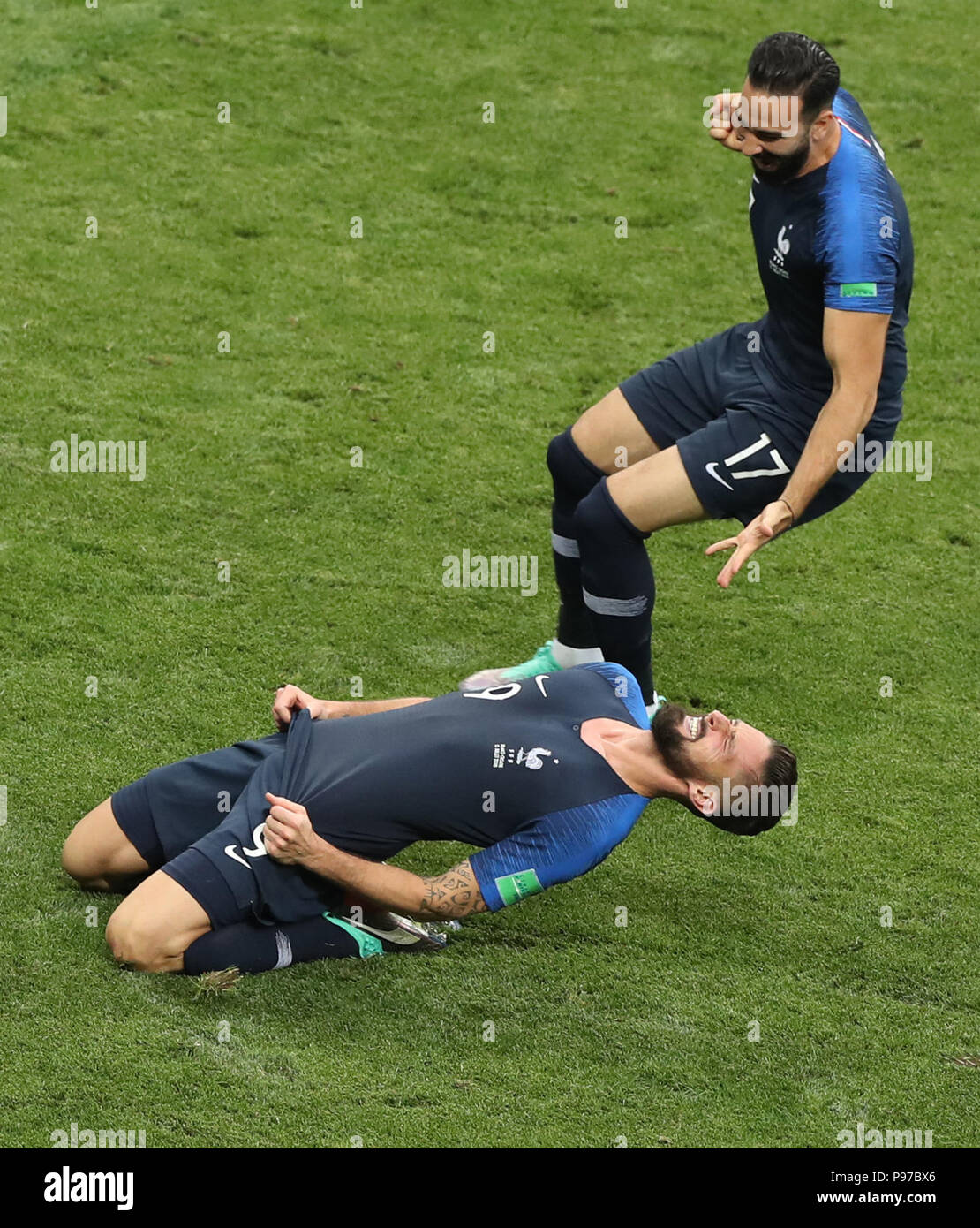 Moscou, Russie. 15 juillet, 2018. Olivier Giroud de la France (en bas) et Adil Rami célébrer la victoire après la Coupe du Monde FIFA 2018 dernier match entre la France et la Croatie dans la région de Moscou, Russie, le 15 juillet 2018. La France a battu la Croatie 4-2 et a réclamé le titre. Credit : Xu Zijian/Xinhua/Alamy Live News Banque D'Images