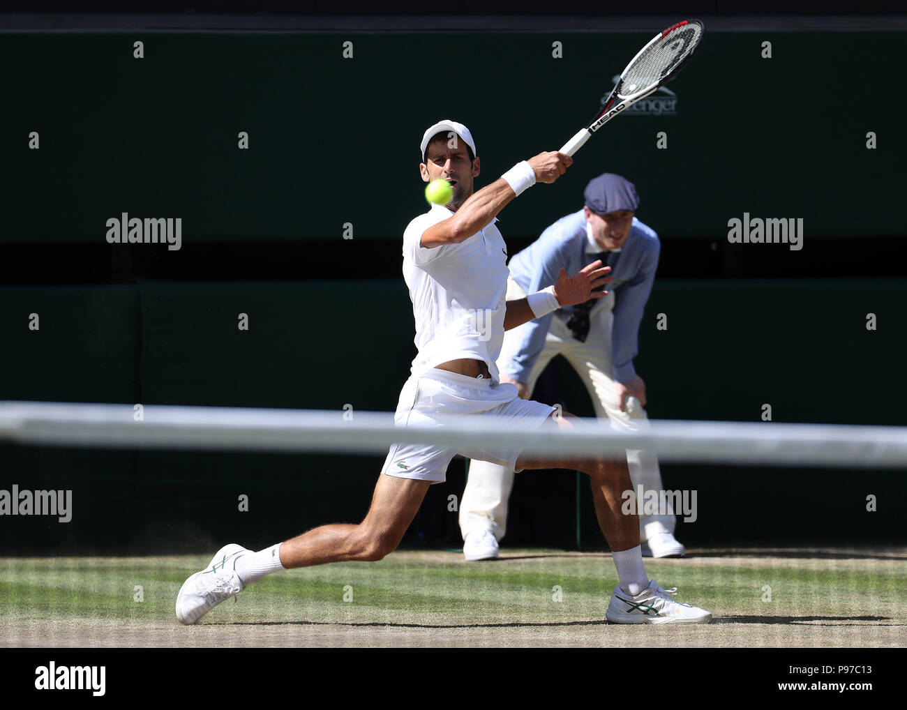 Londres, Royaume-Uni. 15 juillet 2018, l'All England Lawn Tennis et croquet Club, Londres, Angleterre ; le tennis de Wimbledon, Jour 13 mens des célibataires finale, Novak Djokovic (SRB) contre Kevin Anderson (RSA), Novak Djokovic (SRB) avec un coup droit shot Crédit : Action Plus de Sports/Alamy Live News Banque D'Images