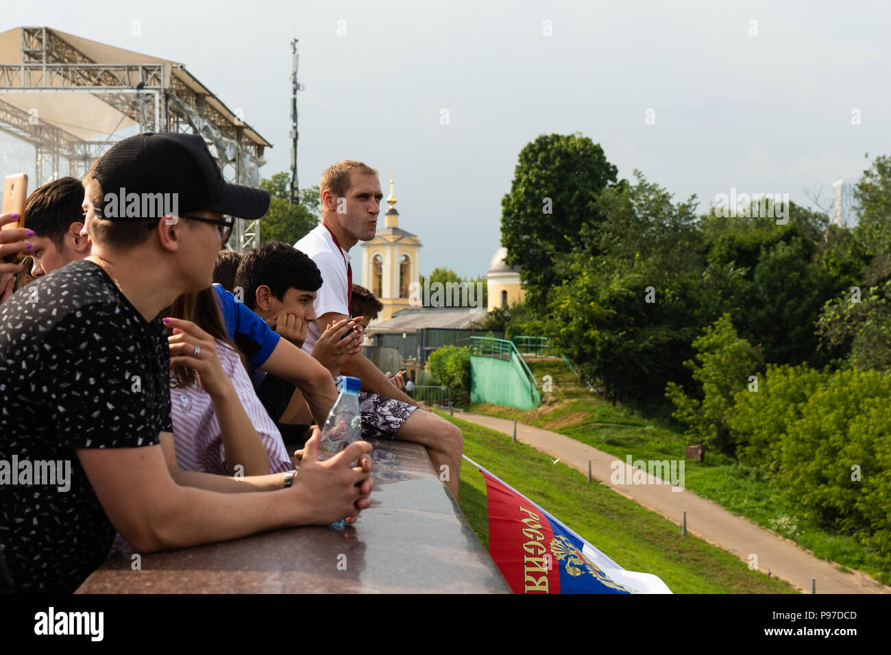 Moscou, Russie. 15 juillet, 2018. Finale Coupe du Monde de la FIFA, France-Croatia. Festival Fan Zone sur des moineaux par l'Université d'État de Moscou. La capacité du secteur de 25000 personnes a été dépassé. Il reste un peu de place pour se déplacer. Par temps d'orage. Les touristes et les fans de football, profiter de la vue de Moscou depuis le belvédère. Crédit : Alex's Pictures/Alamy Live News Banque D'Images