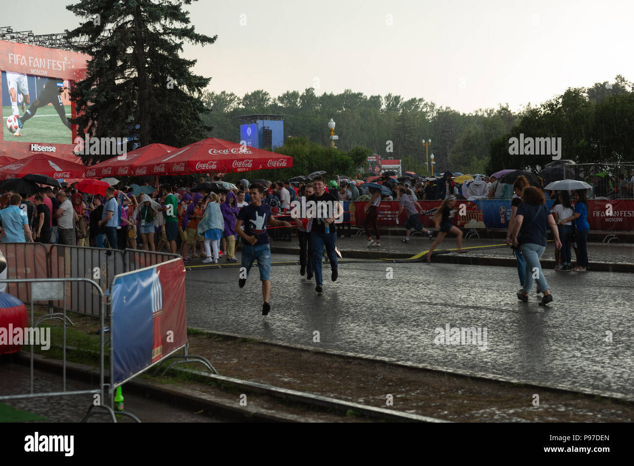 Moscou, Russie. 15 juillet, 2018. Finale Coupe du Monde de la FIFA, France-Croatia. Festival Fan Zone sur des moineaux par l'Université d'État de Moscou. La capacité du secteur de 25000 personnes a été dépassé. Il reste un peu de place pour se déplacer. Par temps d'orage. Enfin la pluie commence. Mais il ne peut pas réprimer l'enthousiasme et la passion des fans de football. Crédit : Alex's Pictures/Alamy Live News Banque D'Images