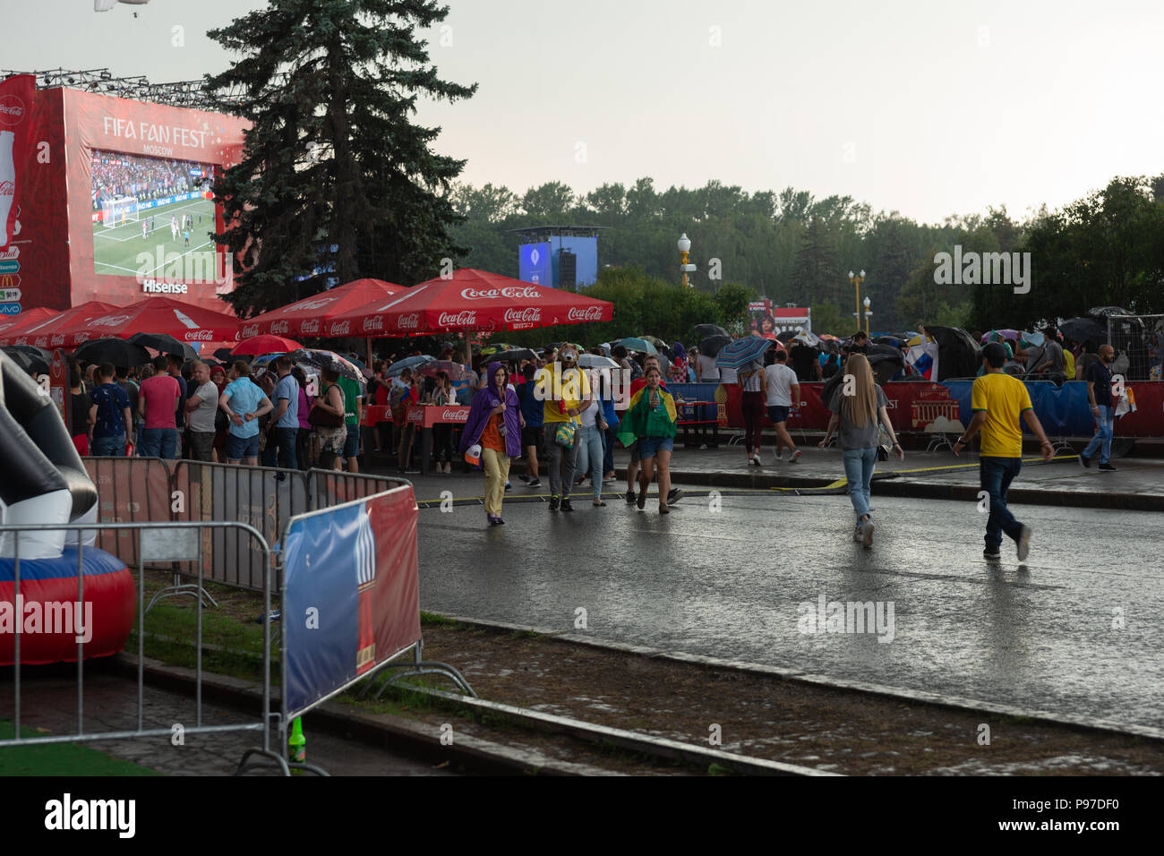 Moscou, Russie. 15 juillet, 2018. Finale Coupe du Monde de la FIFA, France-Croatia. Festival Fan Zone sur des moineaux par l'Université d'État de Moscou. La capacité du secteur de 25000 personnes a été dépassé. Il reste un peu de place pour se déplacer. Par temps d'orage. Enfin la pluie commence. Mais il ne peut pas réprimer l'enthousiasme et la passion des fans de football. Crédit : Alex's Pictures/Alamy Live News Banque D'Images