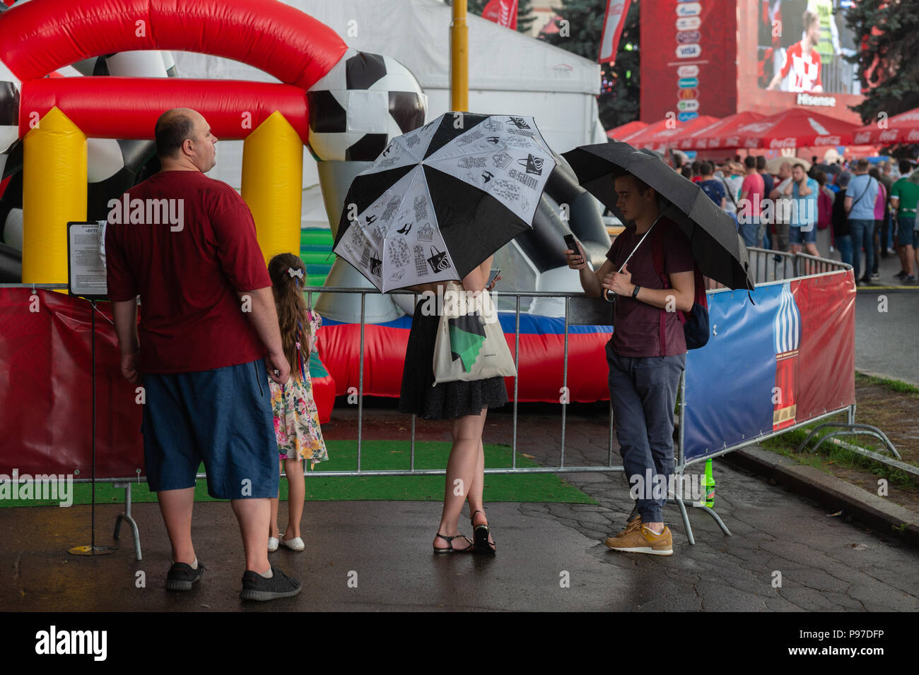 Moscou, Russie. 15 juillet, 2018. Finale Coupe du Monde de la FIFA, France-Croatia. Festival Fan Zone sur des moineaux par l'Université d'État de Moscou. La capacité du secteur de 25000 personnes a été dépassé. Il reste un peu de place pour se déplacer. Par temps d'orage. Enfin la pluie commence. Mais il ne peut pas réprimer l'enthousiasme et la passion des fans de football. Crédit : Alex's Pictures/Alamy Live News Banque D'Images