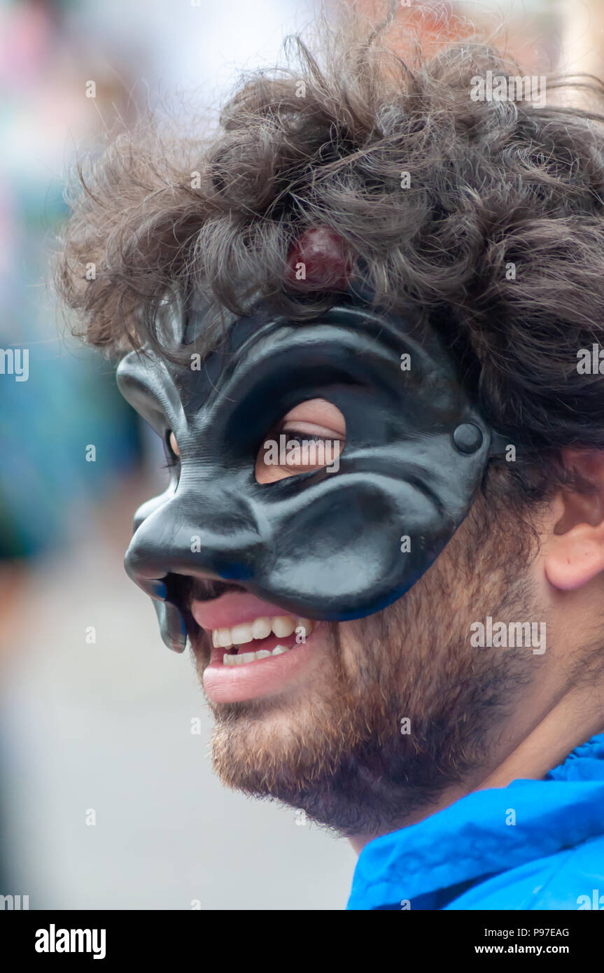 Edinburgh, Ecosse, Royaume-Uni. 15 juillet, 2018. Un interprète masculin portant un masque dans l'Edinburgh Jazz & Blues Festival de carnaval. Cette année marque le 7ème carnaval annuel et comprend des musiciens, danseurs, acrobates, des numéros de cirque, de marionnettes, théâtre de rue et dragons chinois en provenance de nombreux pays à travers le monde. Le défilé s'est rendu en bas de la Butte et le long de l'extrémité ouest de Princes Street avec des spectacles au kiosque de Ross dans les jardins de Princes Street. Credit : Skully/Alamy Live News Banque D'Images
