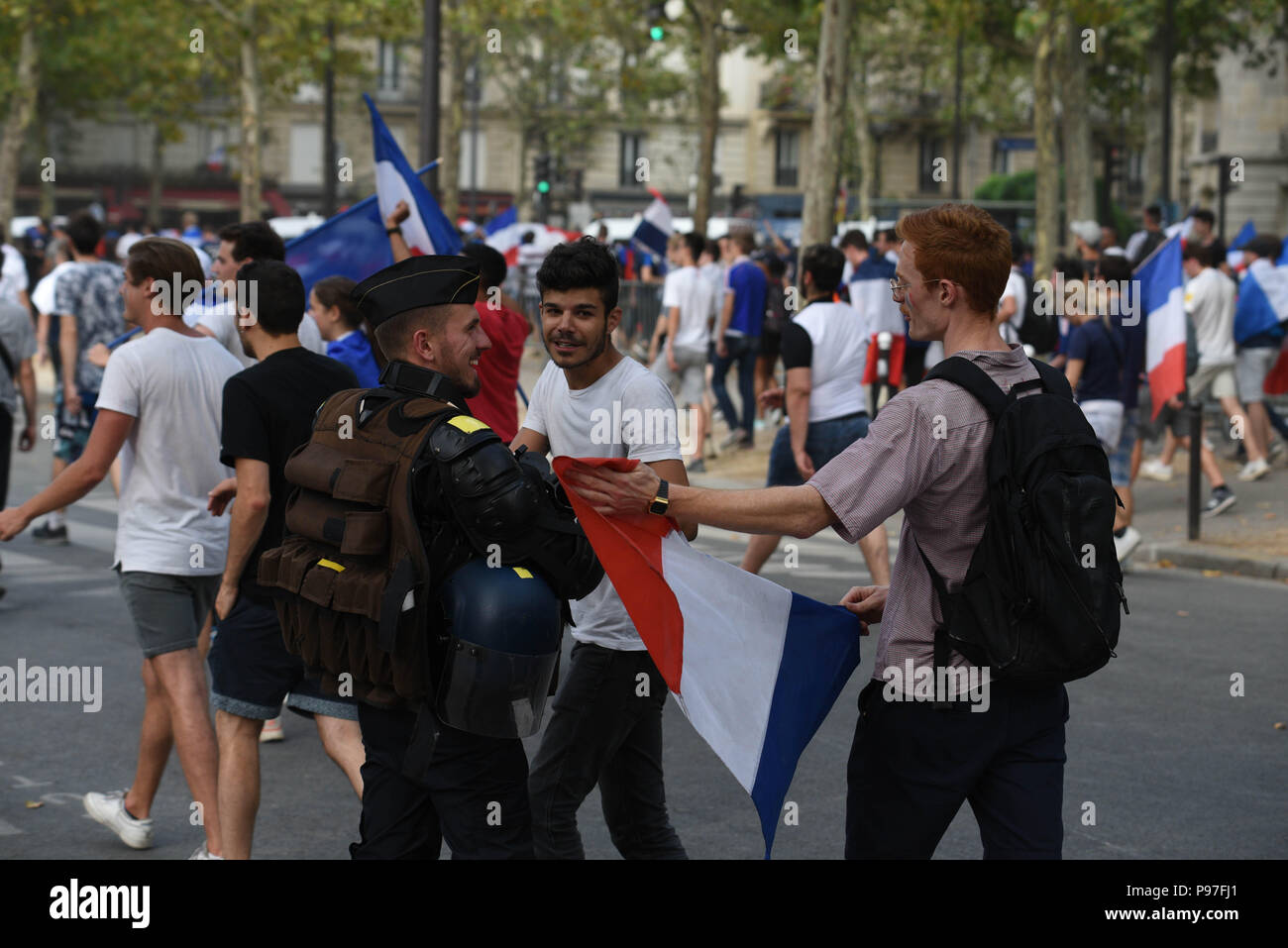 Paris, France. 15 juillet 2018. Les partisans de l'équipe de France de football français salue les forces de sécurité après la France gagne sa finale de Coupe du Monde contre la Croatie 4-2. Des supporters de l'equipe de France de football remercient des gendarmes apres la victoire de la France face à la Croatie 4-2 en finale de la Coupe du Monde. *** FRANCE / PAS DE VENTES DE MÉDIAS FRANÇAIS *** Crédit : Idealink Photography/Alamy Live News Banque D'Images