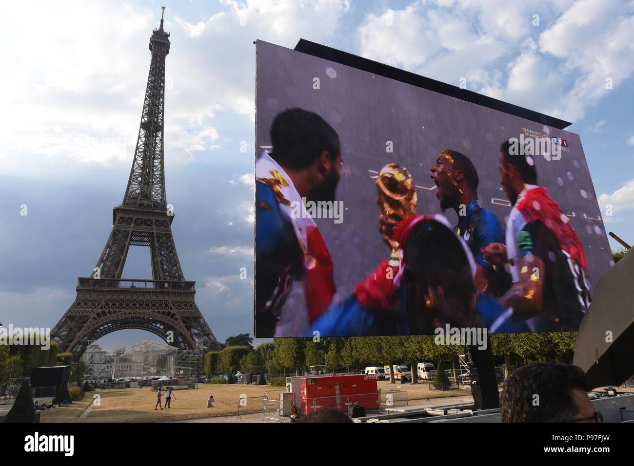Paris, France. 15 juillet 2018. Les membres de l'équipe de France de  football s'affichent sur un grand écran dans le Champ-de-Mars fan zone  après la France a remporté la finale de la