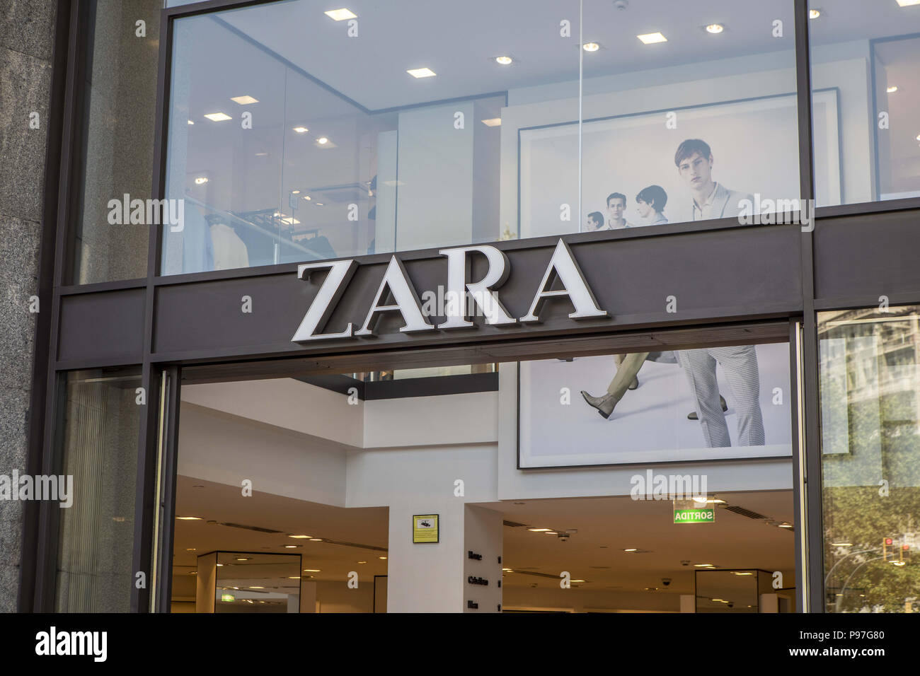 Barcelone, Barcelone, Espagne. 12 juillet, 2018. Boutique Zara sur la rue  Passeig de Gràcia à Barcelone.Barcelone est une ville en Espagne. Elle est  la capitale et la plus grande ville de la