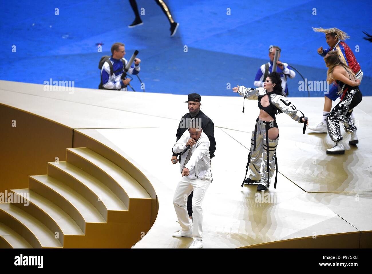 Moscou, Russie. 15 juillet 2018, l'époque Istrefi , Will Smith et Nicky Jam effectuer au cours de la cérémonie de clôture avant la Coupe du Monde 2018 match final entre la France et la Croatie au stade Luzhniki de Moscou. Shoja Lak/Alamy Live News. Banque D'Images