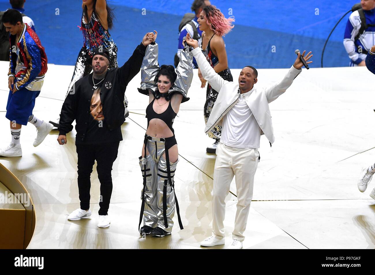 Moscou, Russie. 15 juillet 2018, l'époque Istrefi , Will Smith et Nicky Jam effectuer au cours de la cérémonie de clôture avant la Coupe du Monde 2018 match final entre la France et la Croatie au stade Luzhniki de Moscou. Shoja Lak/Alamy Live News. Banque D'Images