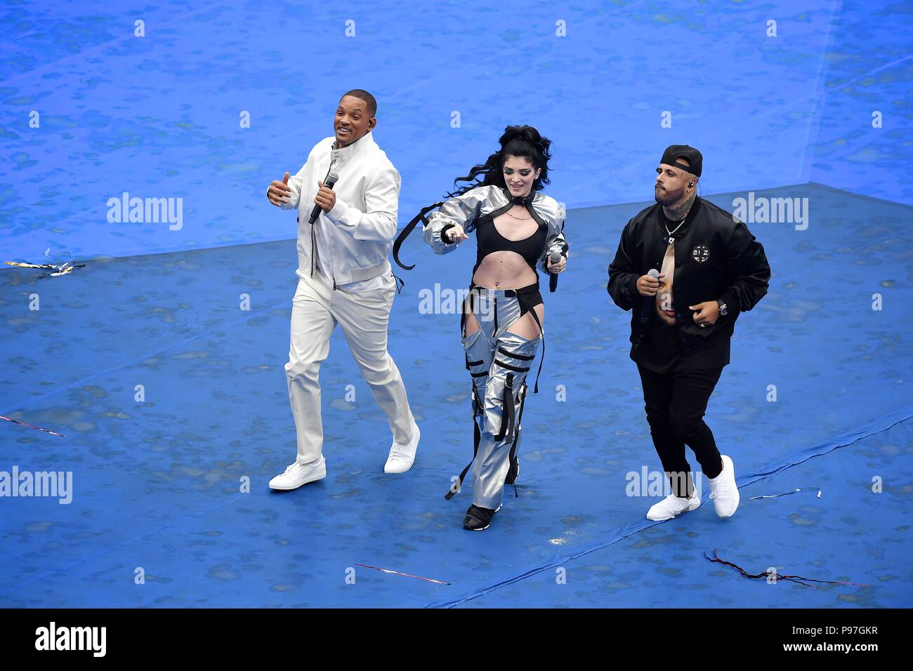 Moscou, Russie. 15 juillet 2018, l'époque Istrefi , Will Smith et Nicky Jam effectuer au cours de la cérémonie de clôture avant la Coupe du Monde 2018 match final entre la France et la Croatie au stade Luzhniki de Moscou. Shoja Lak/Alamy Live News. Banque D'Images