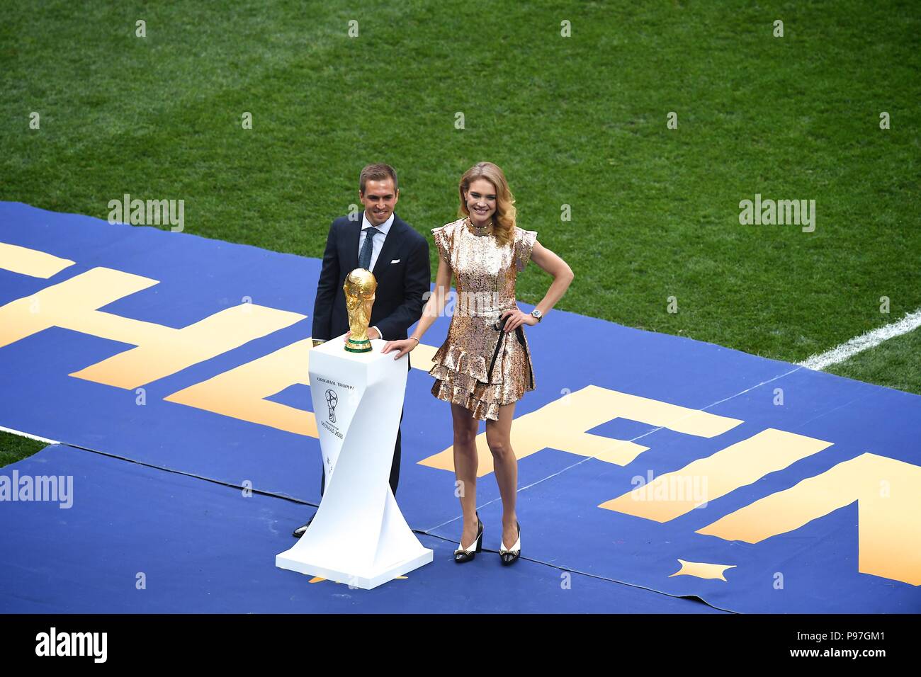 Moscou, Russie. 15 juillet 2018, ancien footballeur allemand Philipp Lahm (L) et modèle russe Natalia Vodianova présente le trophée de la Coupe du monde au cours de la cérémonie de clôture avant la Coupe du Monde 2018 match final entre la France et la Croatie au stade Luzhniki de Moscou. Shoja Lak/Alamy Live News. Banque D'Images