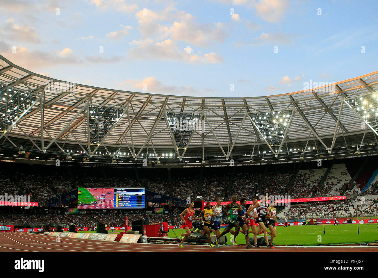 Londres, Royaume-Uni. 15 juillet 2018. Vue générale de la London stade lors de la Men's 1500m course. Coupe du monde d'athlétisme 2018 , Jour 2 à la London Stadium dans le parc Queen Elizabeth Olympic Park, Stratford le dimanche 15 juillet 2018. l'événement inaugural dispose de huit nations ; USA, GB & IN, Pologne, Chine, Allemagne, France, Jamaïque et l'Afrique du Sud. Ce droit ne peut être utilisé qu'à des fins rédactionnelles. Utilisez uniquement rédactionnel, pic par Steffan Bowen/Andrew Orchard la photographie de sport/Alamy live news Banque D'Images