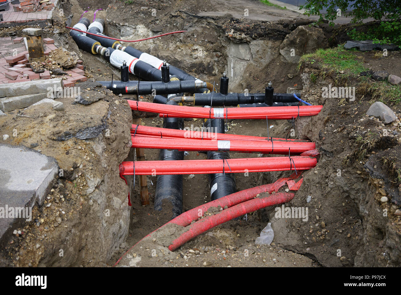 La reconstruction et remplacement du système de chauffage de pipelines dans la rue dans la ville Banque D'Images