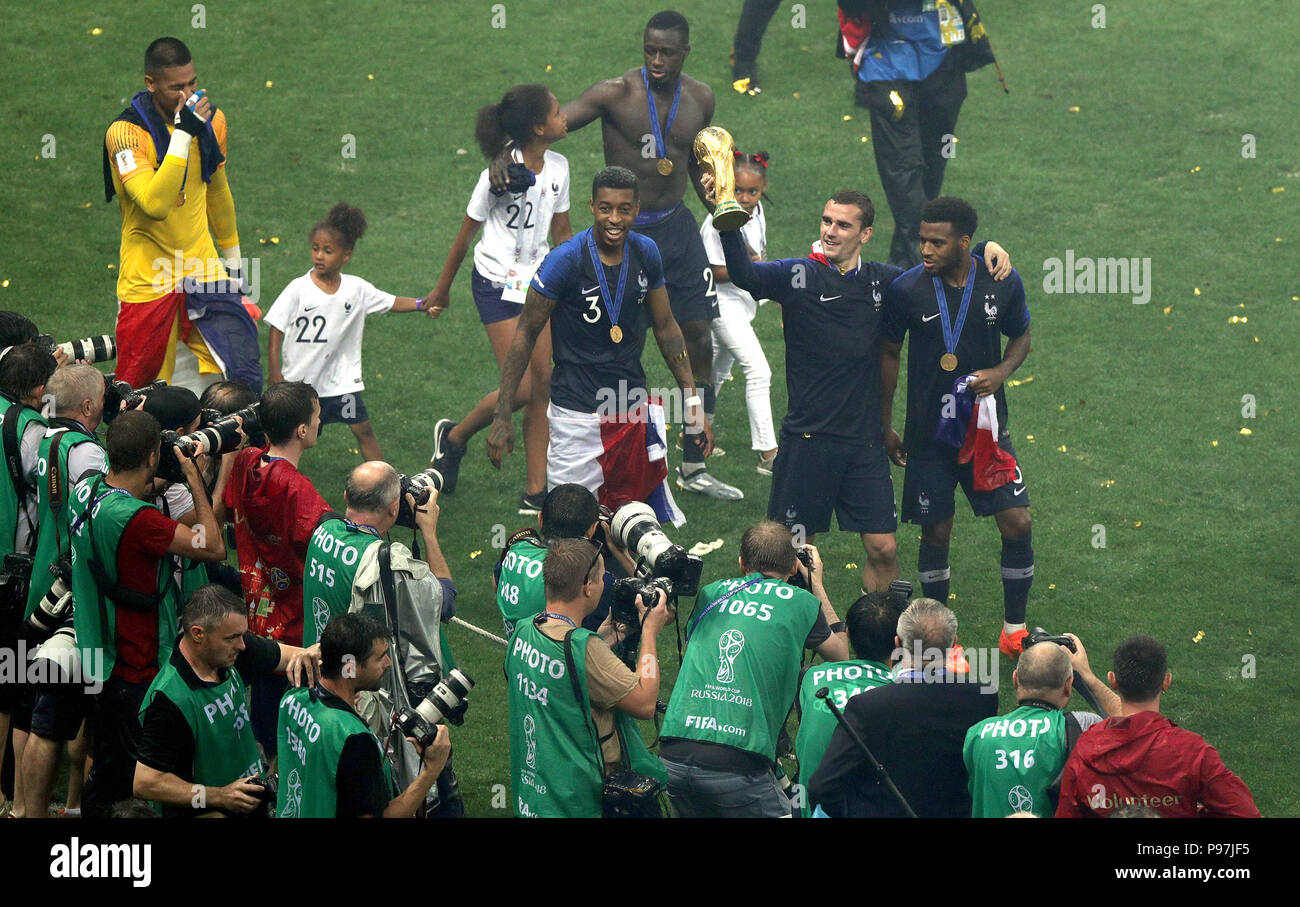 Antoine Griezmann La France célèbre avec le trophée après avoir remporté la finale de la Coupe du Monde de la FIFA au stade Luzhniki de Moscou. Banque D'Images