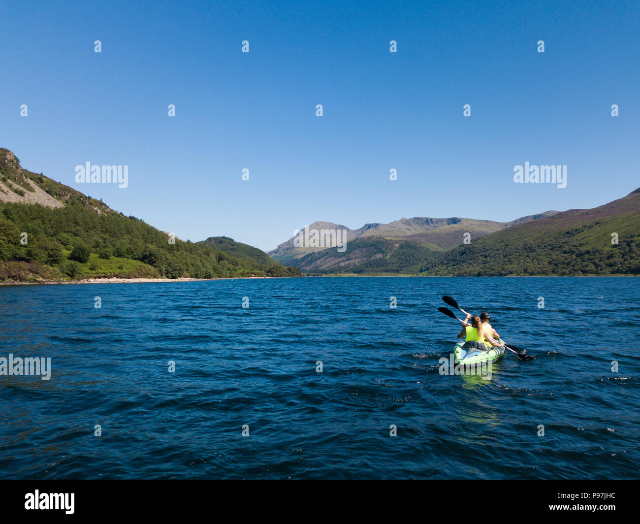 Les kayakistes sur l'eau Ennerdale situé dans le Lake District, Cumbria, Royaume-Uni Banque D'Images