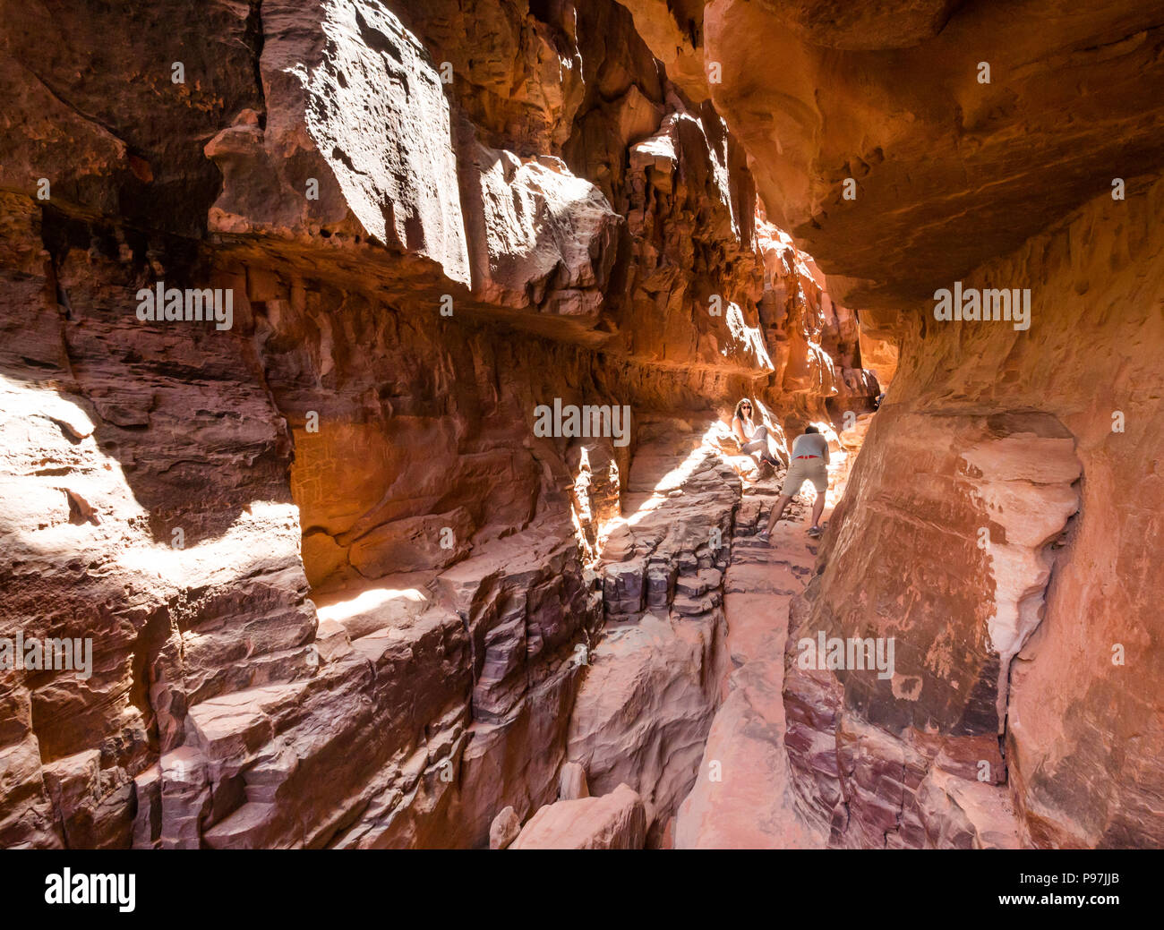 Les personnes qui prennent une photo inisde Canyon Khaz'ali, gorge de la vallée de Wadi Rum, Jordanie, Moyen-Orient Banque D'Images