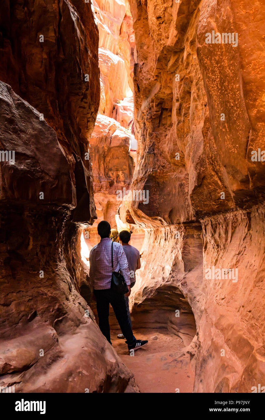 Les gens d'admirer les gorges, Khaz'ali Canyon, la vallée de Wadi Rum, Jordanie, Moyen-Orient Banque D'Images