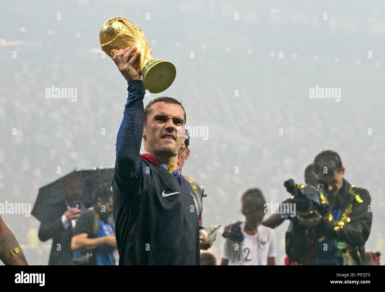 Antoine Griezmann La France célèbre avec le trophée après que son équipe a remporté la finale de la Coupe du Monde de la FIFA au stade Luzhniki de Moscou. Banque D'Images