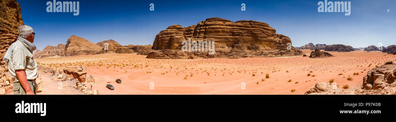 Vue panoramique depuis le château de Saint-Laurent à travers le Wadi Rum vallée avec man admiring view sur la falaise, Jordanie, Moyen-Orient Banque D'Images