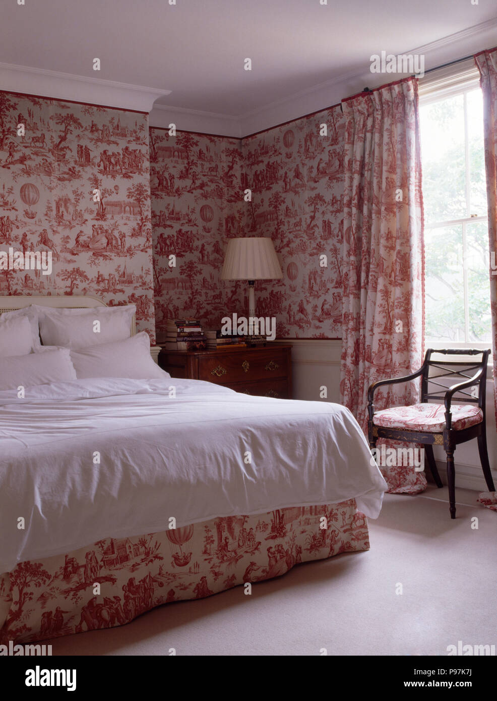Toile de Jouy rose et des rideaux dans un pays avec des oreillers et blanc beroom couvre-lit sur le lit Banque D'Images