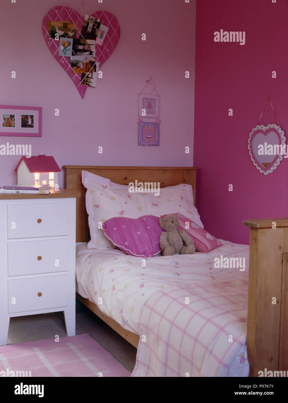 Couette et oreiller floral avec vu jeter sur lit simple en pin de l'enfant  dans la chambre rose Photo Stock - Alamy