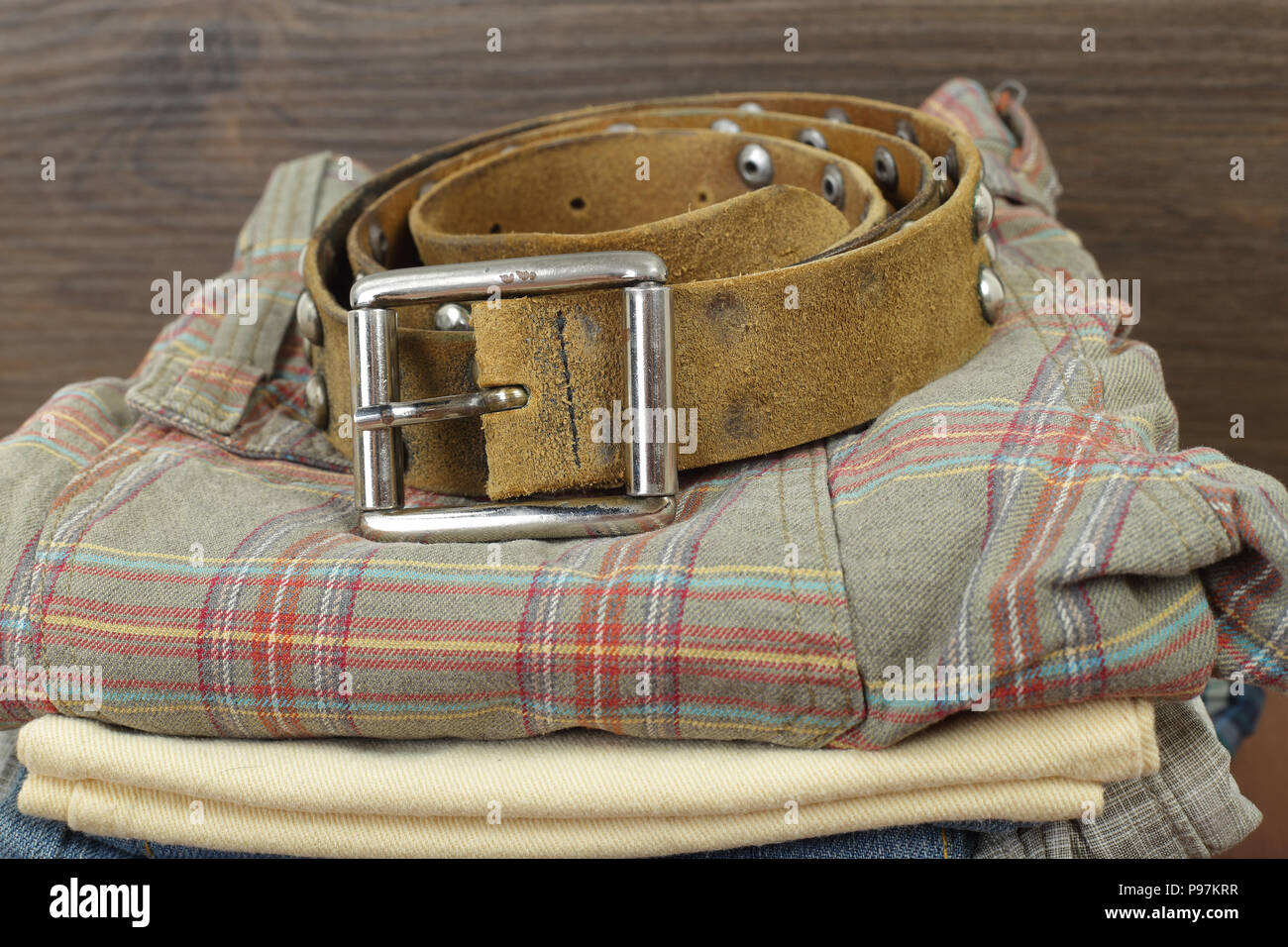 Vêtements, chaussures et accessoires - libre de ceinture de cuir et de groupe pioche de jeans colorés sur un fond de bois Banque D'Images